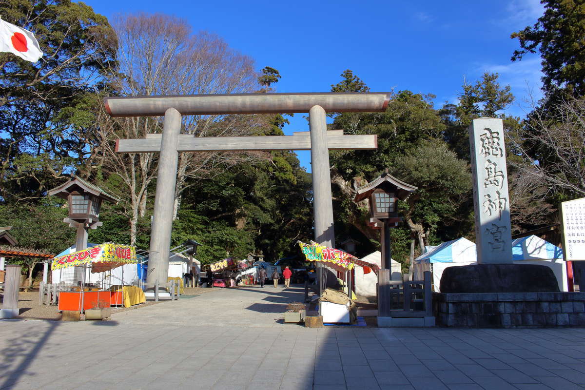 東日本大震災で倒壊した御影石の鳥居に代わって木製の大鳥居が建てられました
