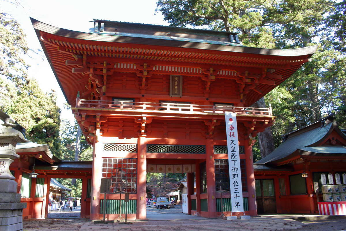 鹿島神宮の立派な「楼門」は、日本三大楼門の一つ