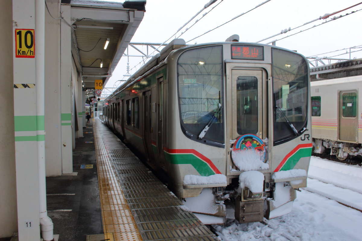 会津若松駅で発車を待つ快速「あいづ２号」