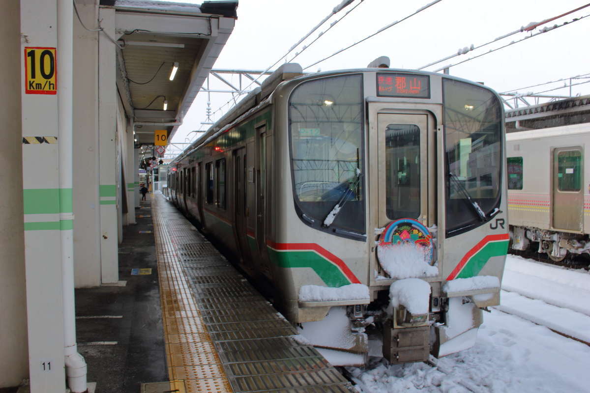 会津若松駅で発車を待つ快速「あいづ2号」