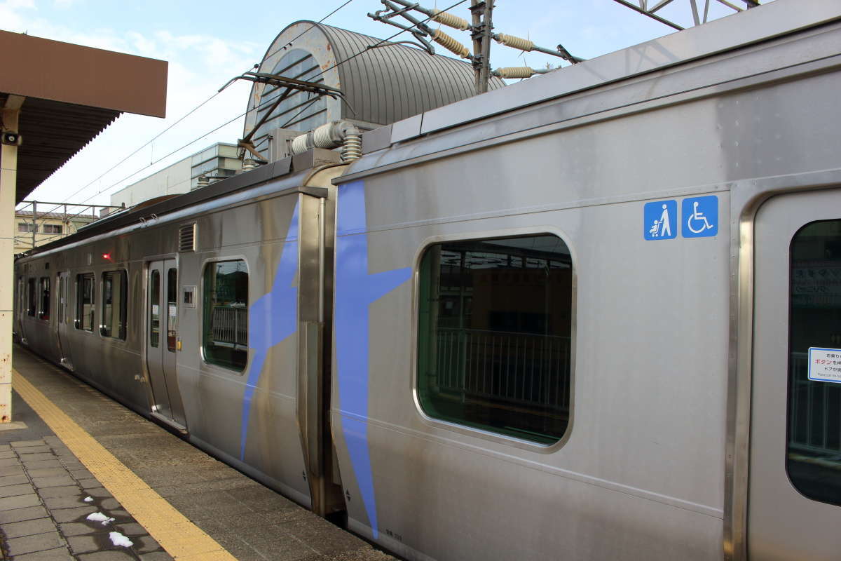 阿武隈急行「AB900系」の車両の間には大きな「A」の文字