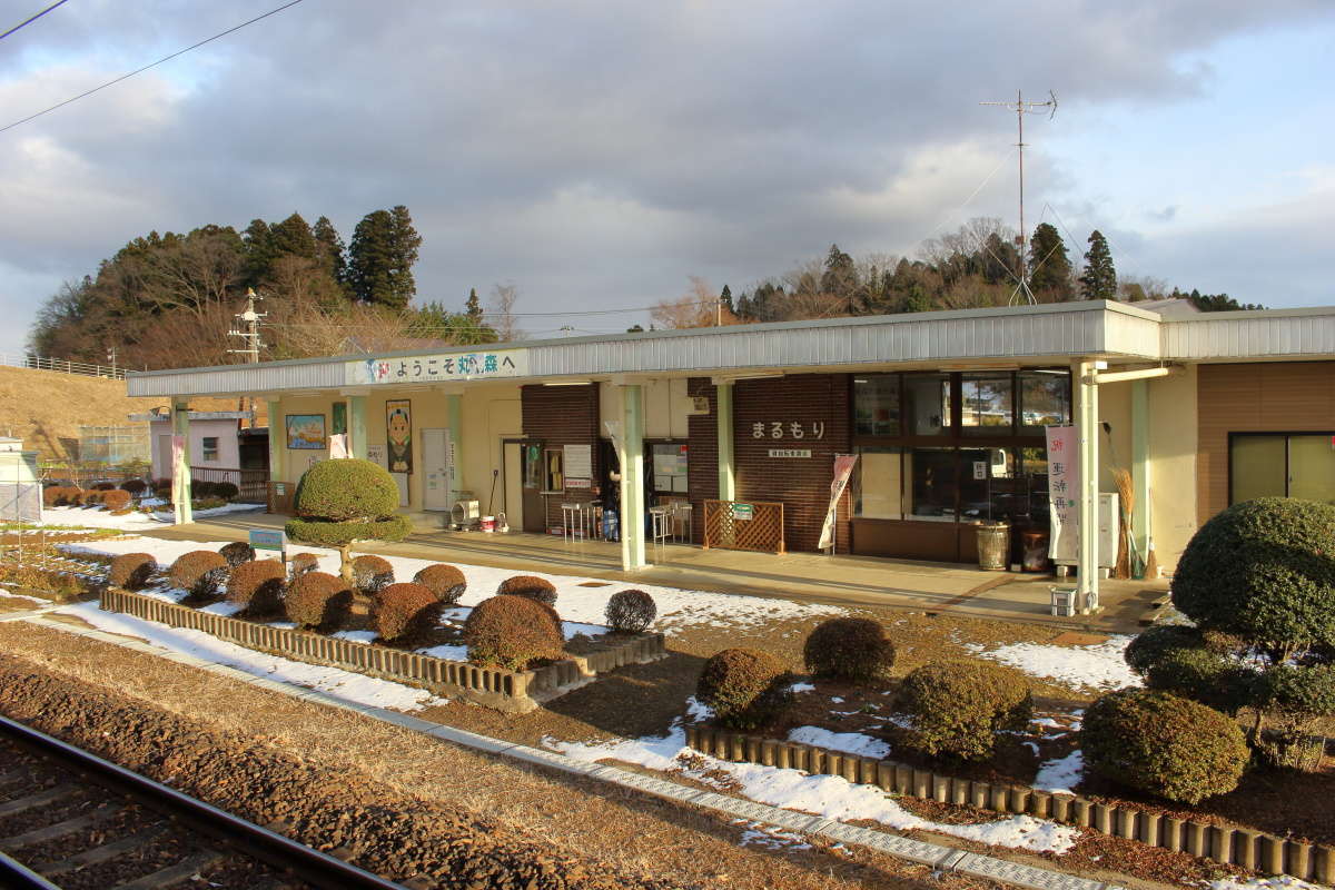 車窓に山が目立ってくるとこの列車の終点「丸森駅」に到着