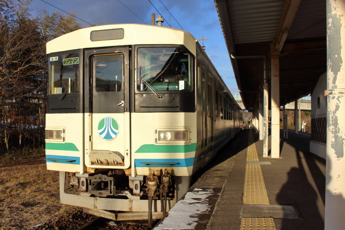 乗り継ぐ列車は梁川行き（阿武隈急行8100系）