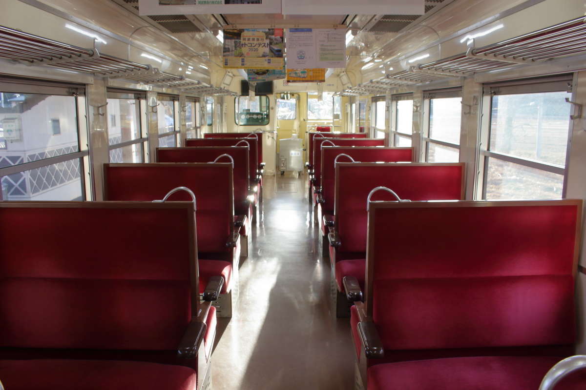阿武隈急行「8100系」車内には赤いモケットのボックスシートが並ぶ
