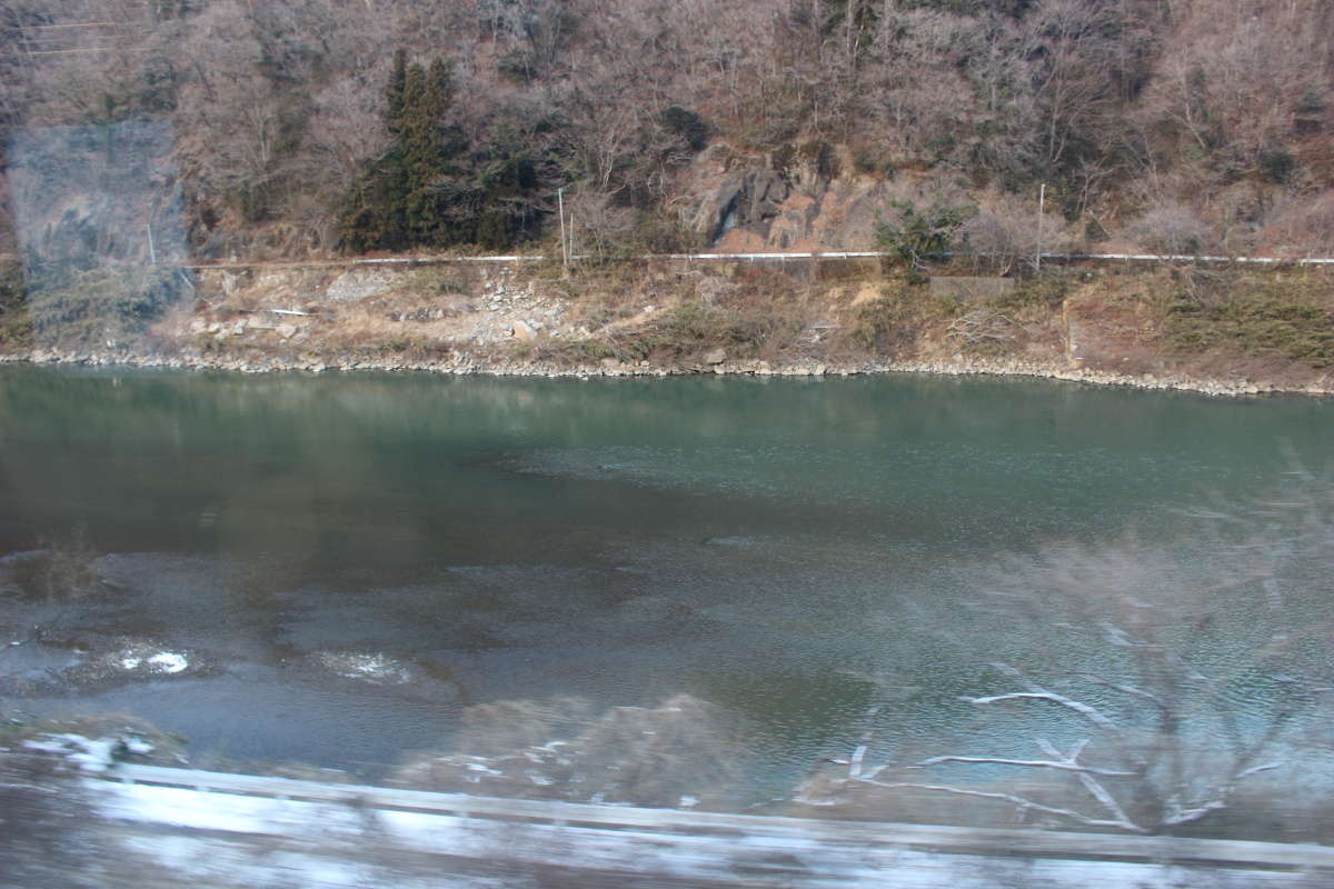深い緑色が印象的な阿武隈川の流れ
