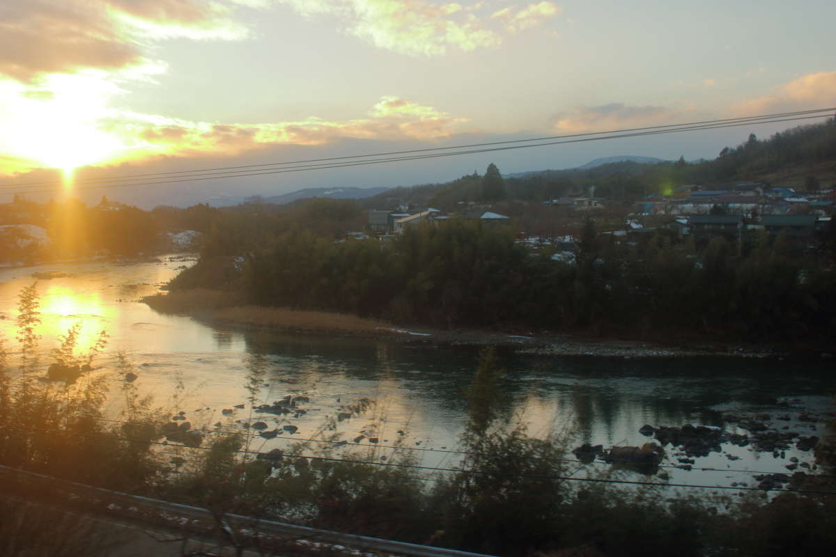 あぶくま駅を出たところで見られた阿武隈川と夕陽の景色