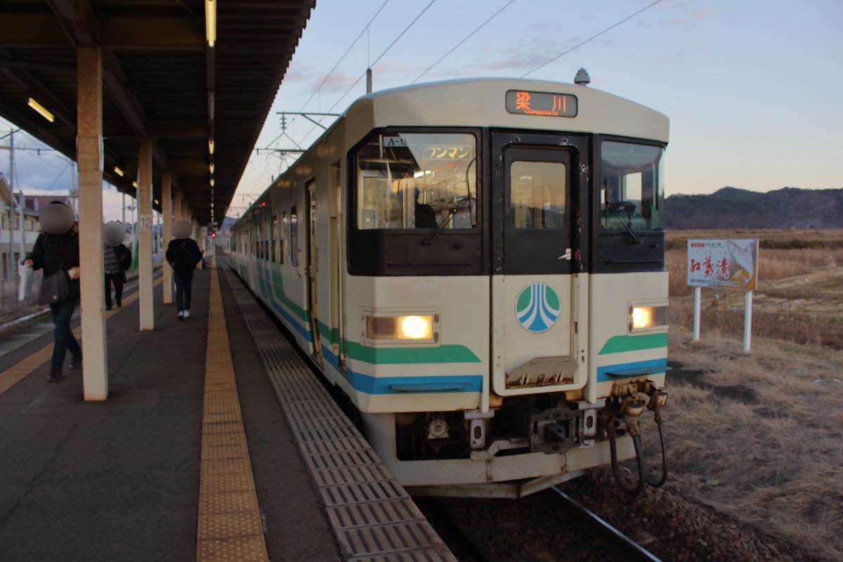 阿武隈川の車窓を堪能して、終点の梁川駅に到着