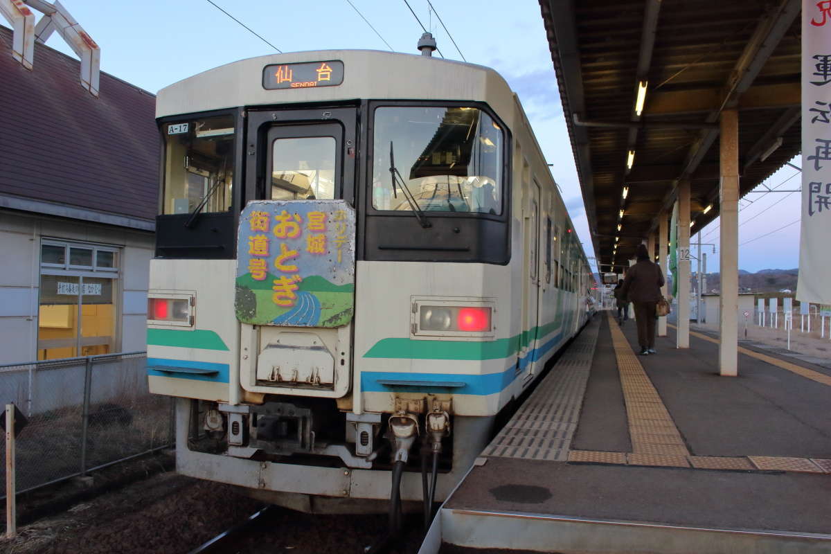 仙台行きの直通列車、「ホリデー宮城おとぎ街道号」のヘッドマークをつけています