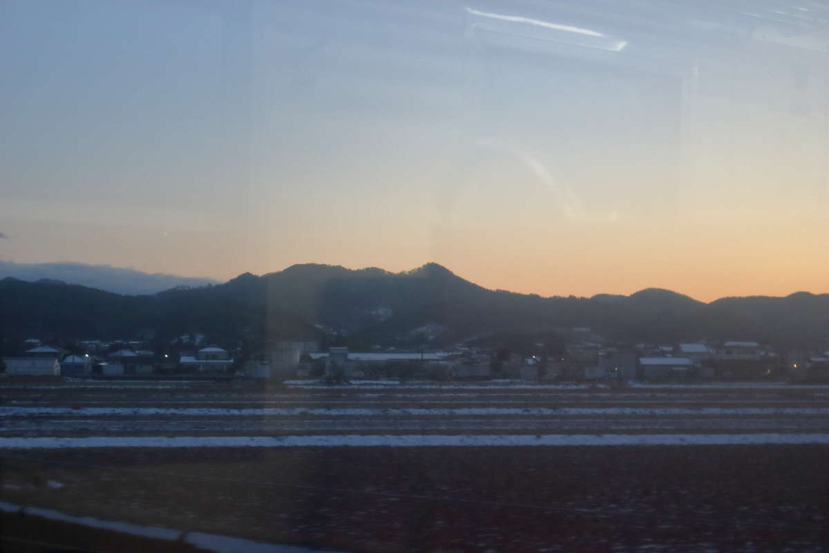 夕焼けに染まる田園風景を眺めながらの阿武隈急行の旅