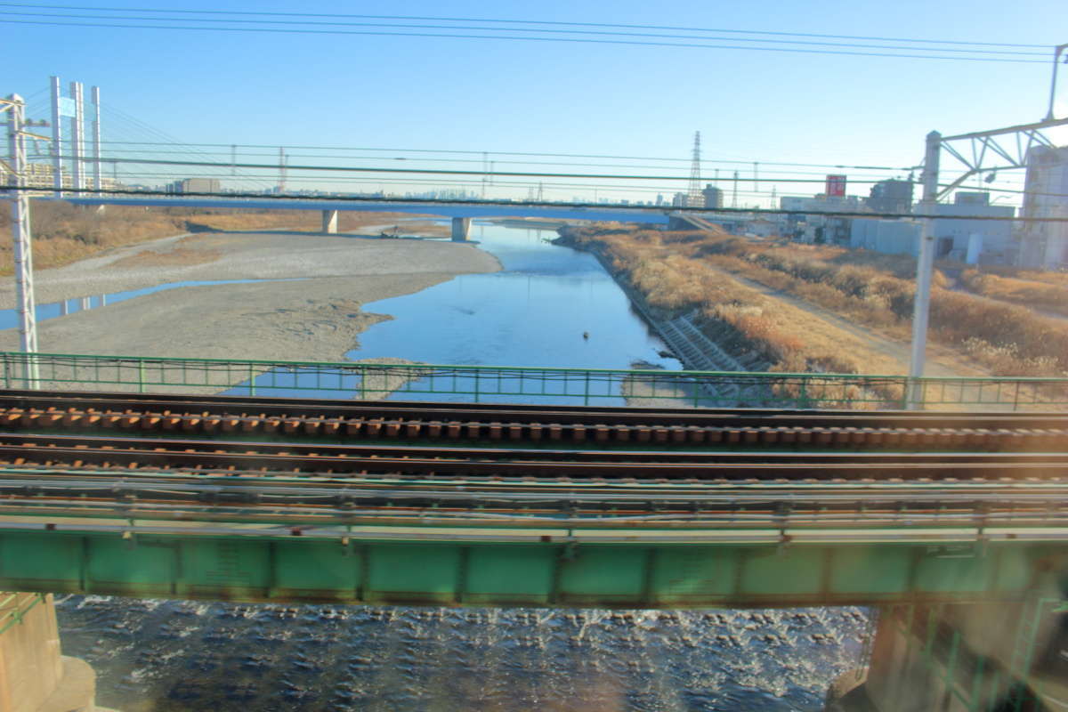 府中本町駅を出ると南武線と並行して多摩川を渡ります