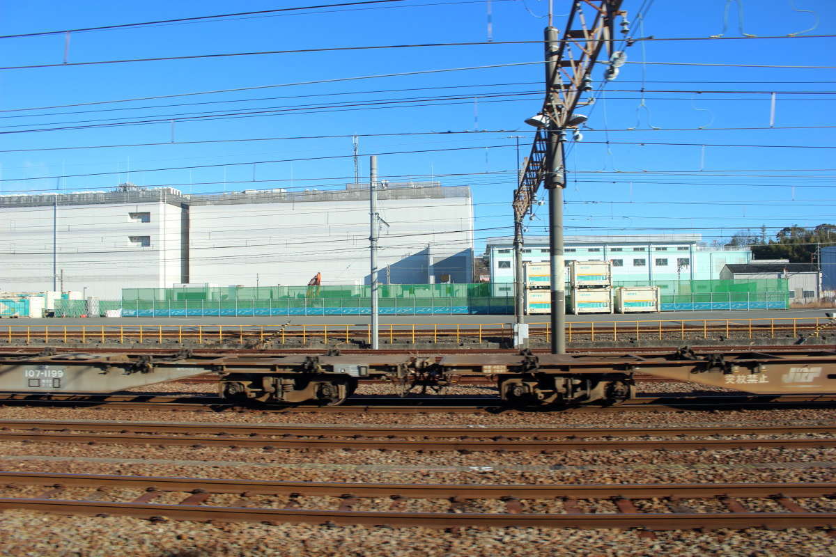 梶ヶ谷貨物ターミナル駅には貨物列車が停車しています