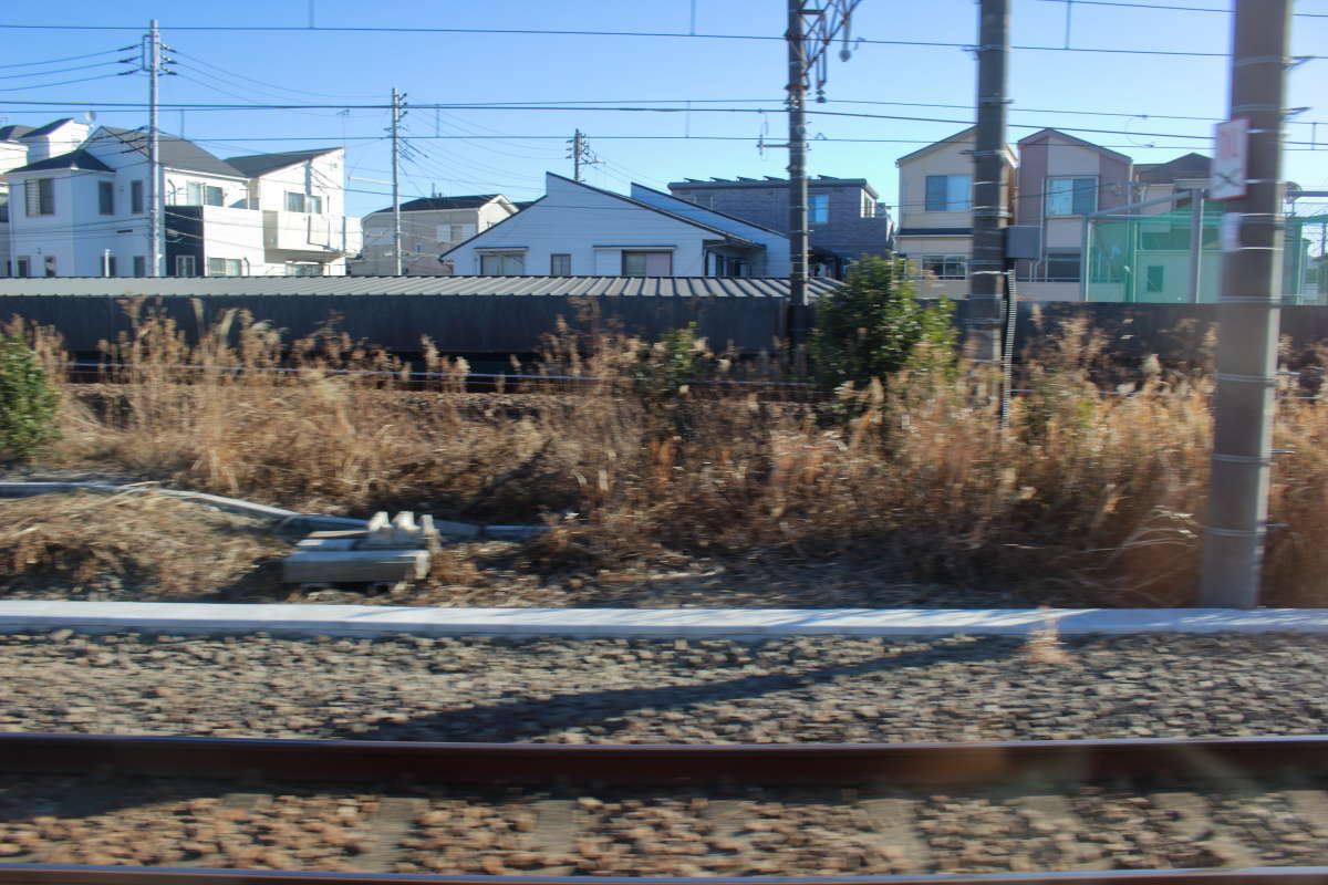 トンネルを出ると新鶴見信号場へ、車窓に見えるのは横須賀線の線路