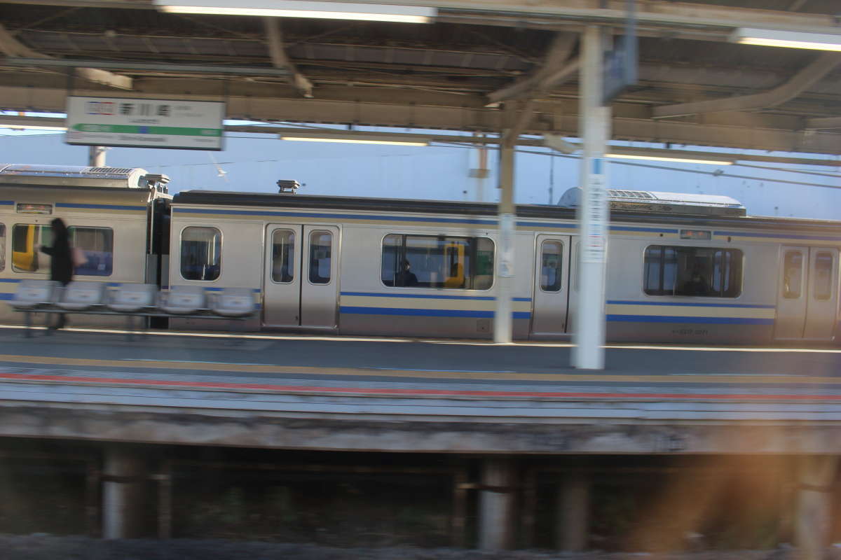 新川崎駅のすぐ横を通過、新川崎駅には横須賀線の逗子行きが停車中でした