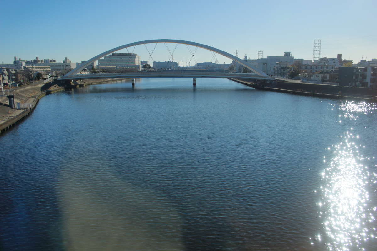 「ホリデー快速鎌倉号」は鶴見川を渡るとまもなく鶴見駅に運転停車します