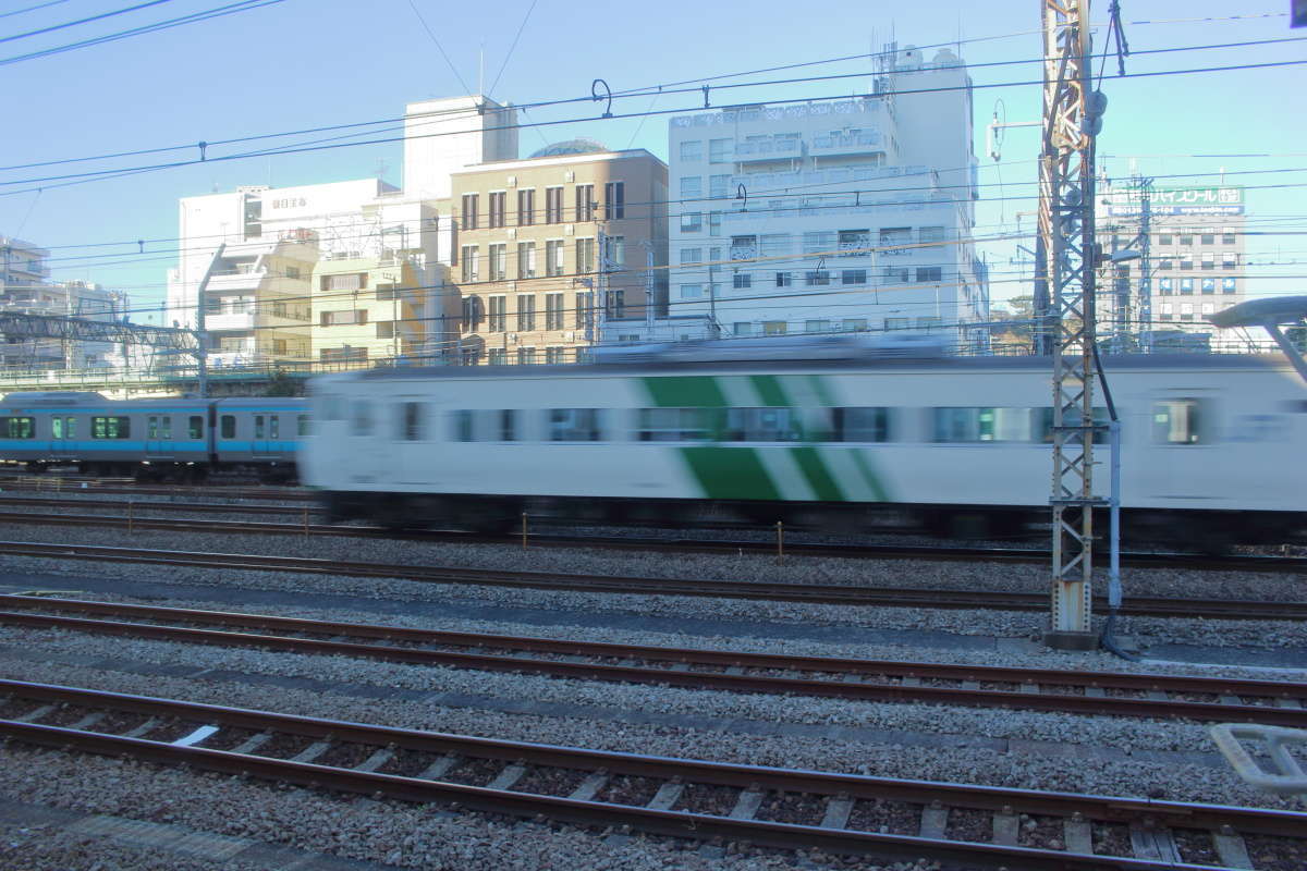 「ホリデー快速鎌倉号」は鶴見駅で5分ほど運転停車