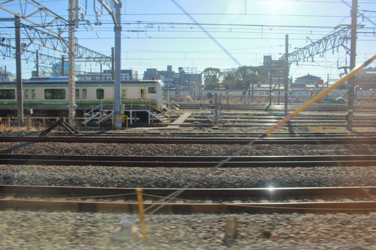 横浜到着直前に、東神奈川駅近くを通過。車両基地が見えます。