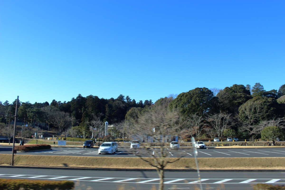 偕楽園の横を通過すると「ひたち3号」は水戸駅に停車