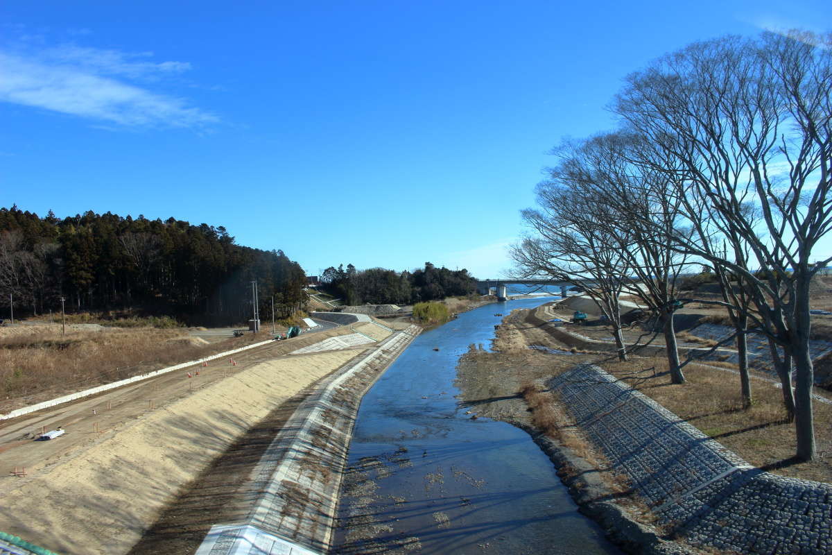 富岡駅を出るとすぐに富岡川を渡ります