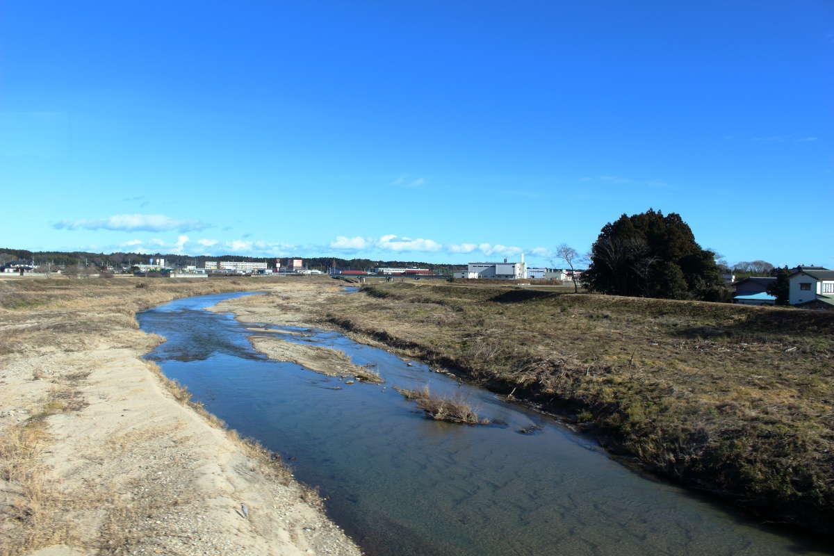 「ひたち3号」は高瀬川を渡ると浪江駅に到着します