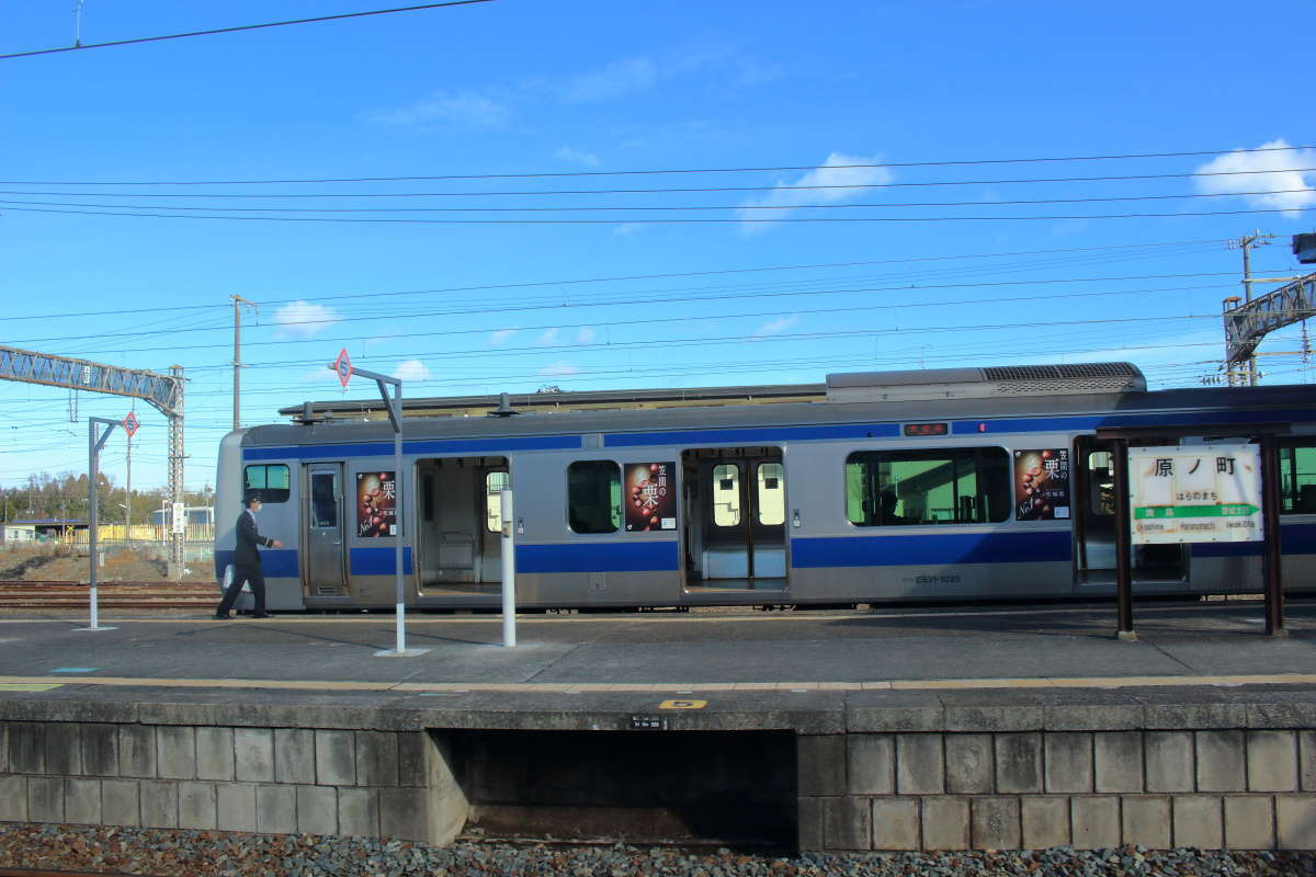 「ひたち3号」は5分遅れで原ノ町駅に到着、普通列車のE531系が止まっています