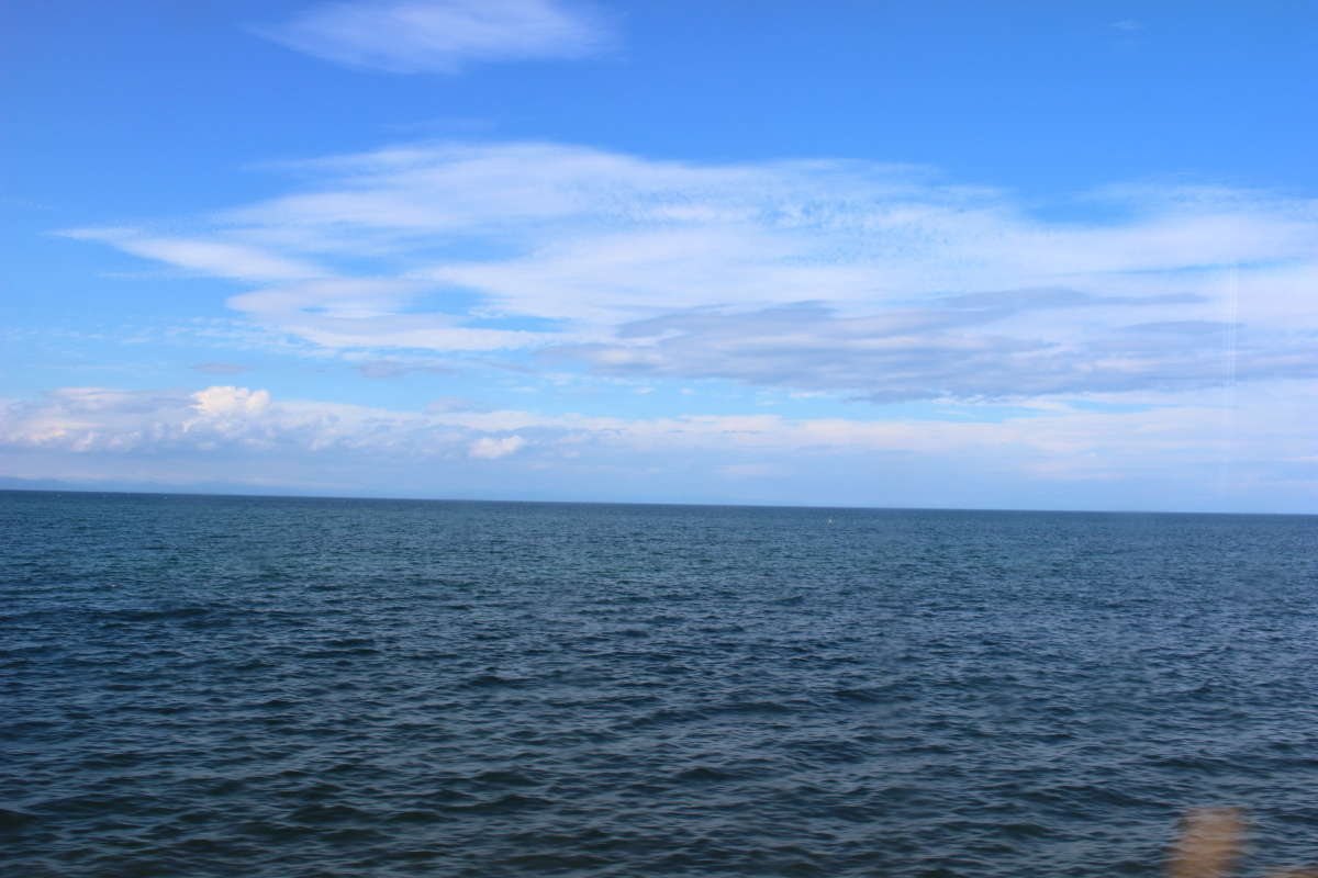 車窓いっぱいに広がる内浦湾の絶景！