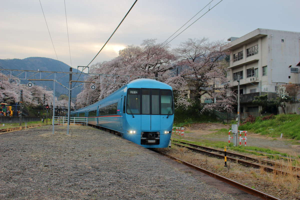 山北駅を青い車体のロマンスカー特急「ふじさん」が通過！