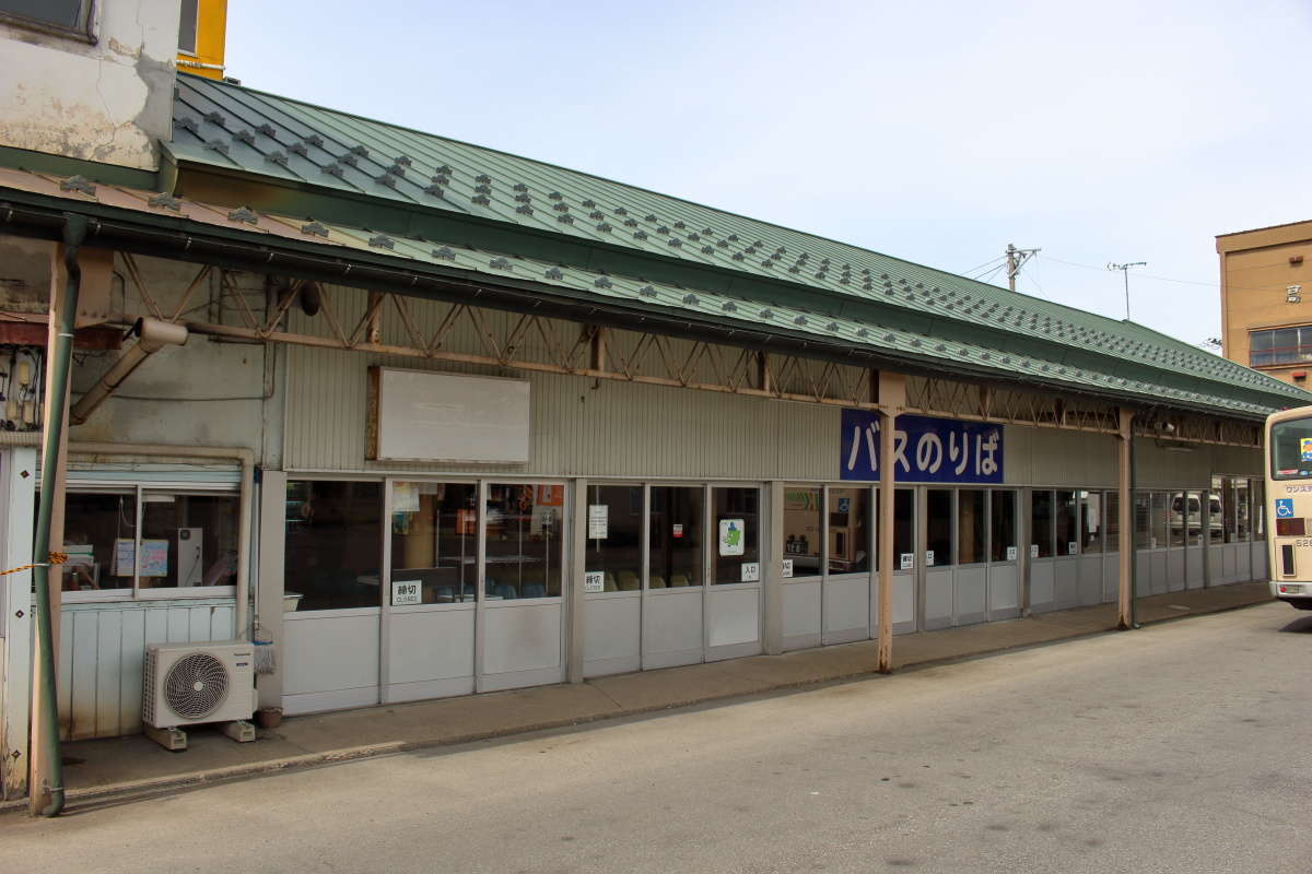 五所川原駅前のバスの待合室、時代を感じさせます