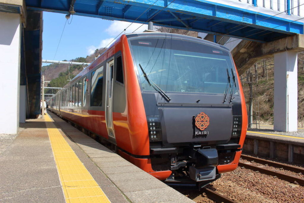 桑川駅で長時間停車がある観光列車「海里」