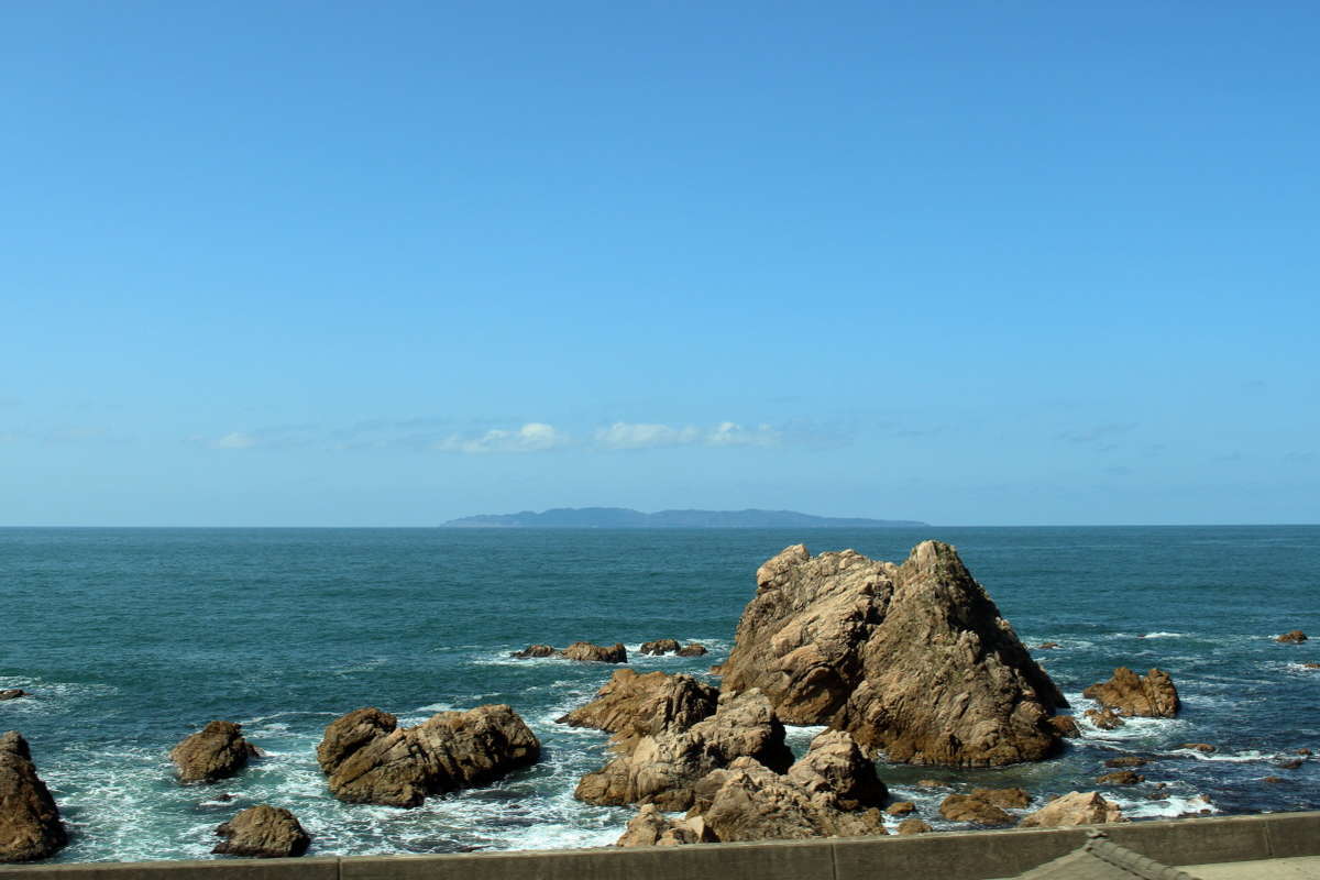 奇岩が立ち並ぶ日本海の絶景スポット「笹川流れ」
