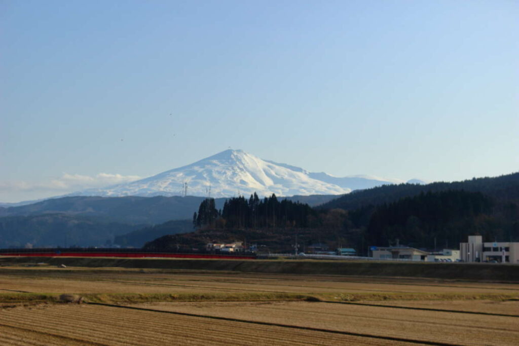 由利高原鉄道 鳥海山ろく線からの鳥海山の眺め