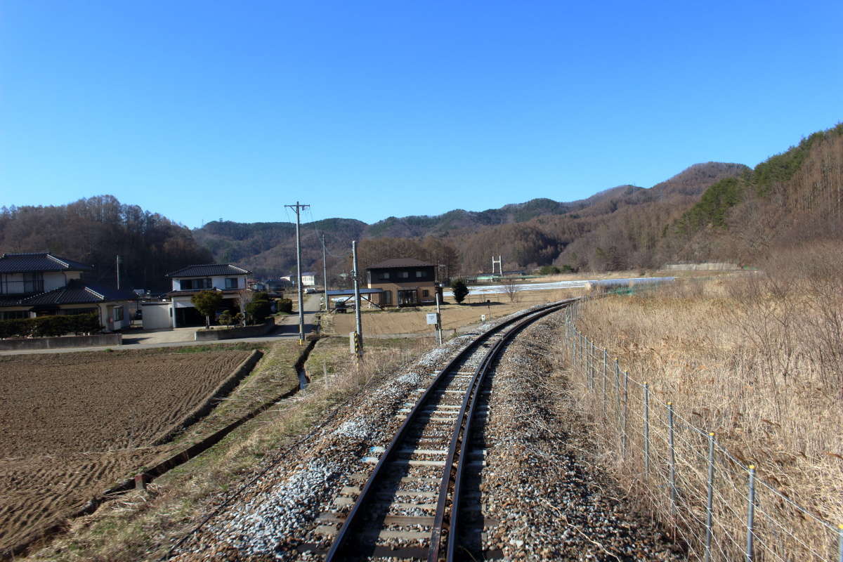 野辺山駅を出るとどんどんと標高を下げていきます