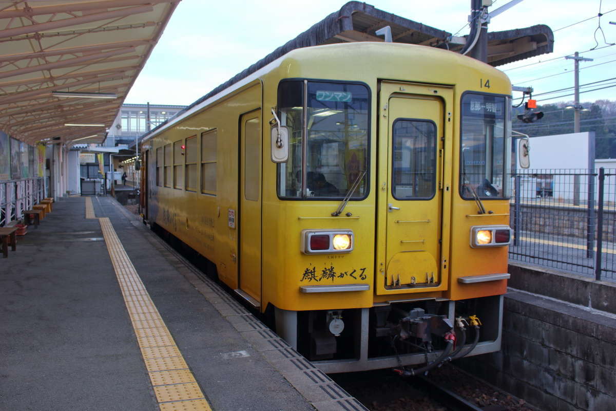 恵那駅で発車を待つ明知鉄道の気動車