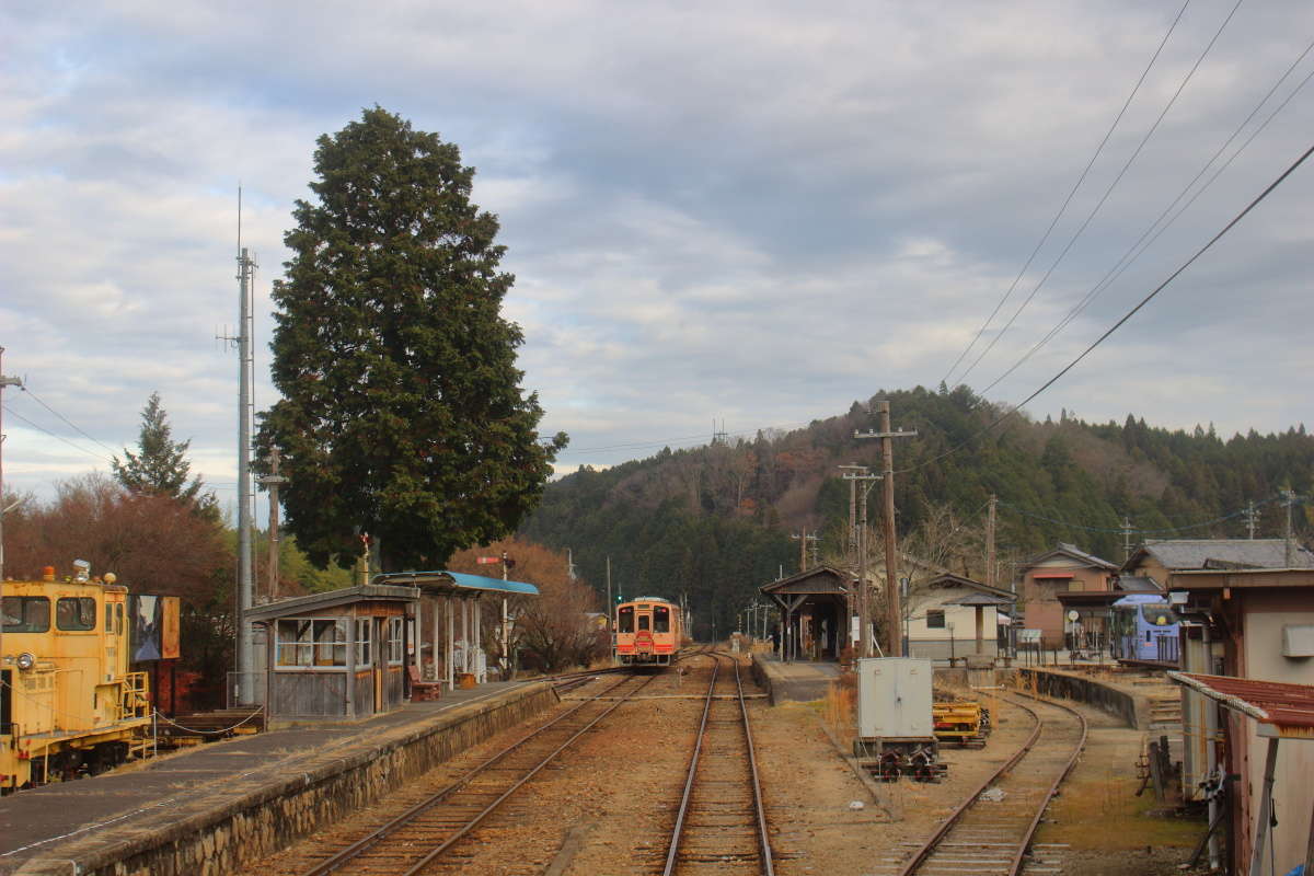 古いホーム上屋や構内踏切が残る明知鉄道の岩村駅