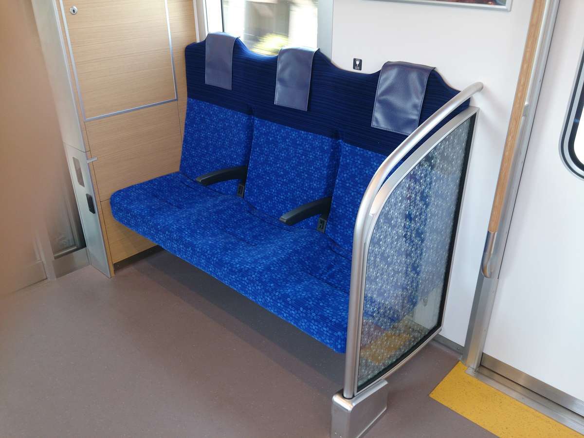 S-TRAINの車端部は３人掛けのロングシート
