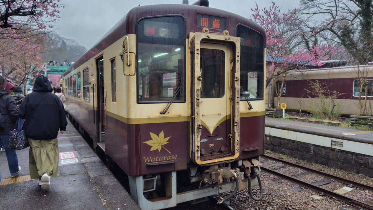 神戸駅に到着した間藤行きの普通列車