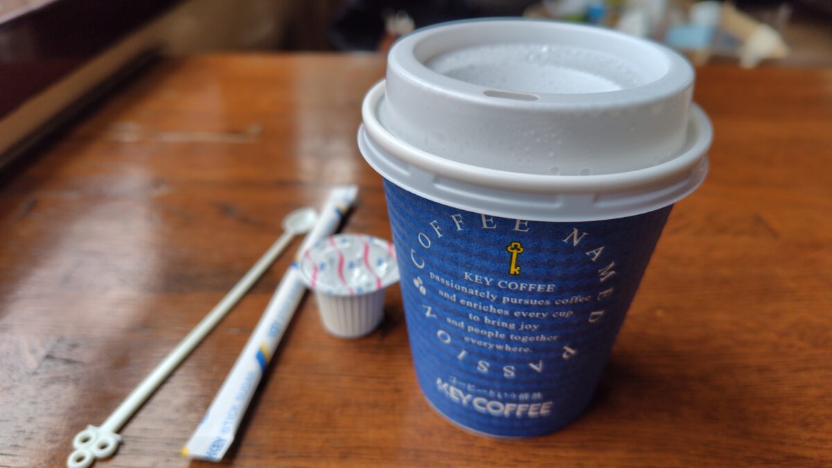 神戸駅停車中に購入した立ち売りのコーヒー