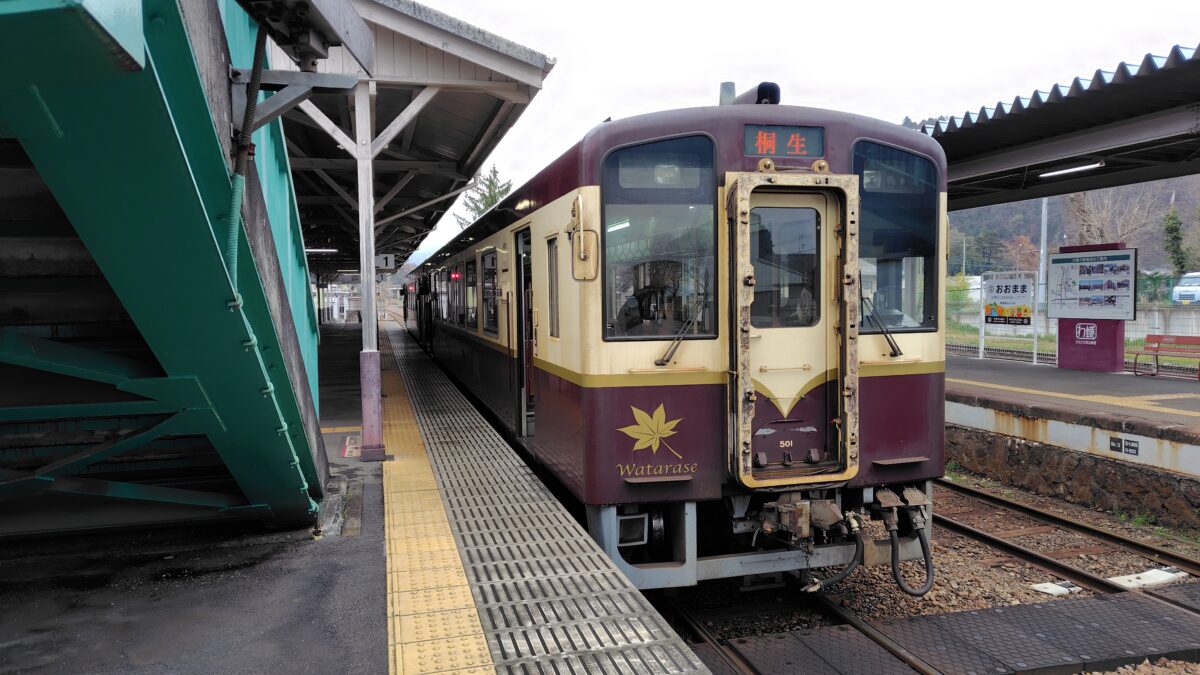 大間々駅で乗り継げる桐生行きの普通列車