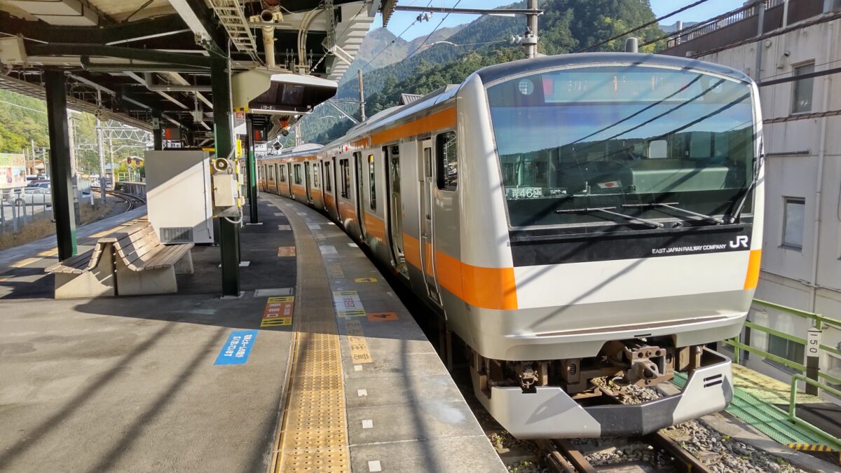 奥多摩駅で発車を待つ青梅線の電車