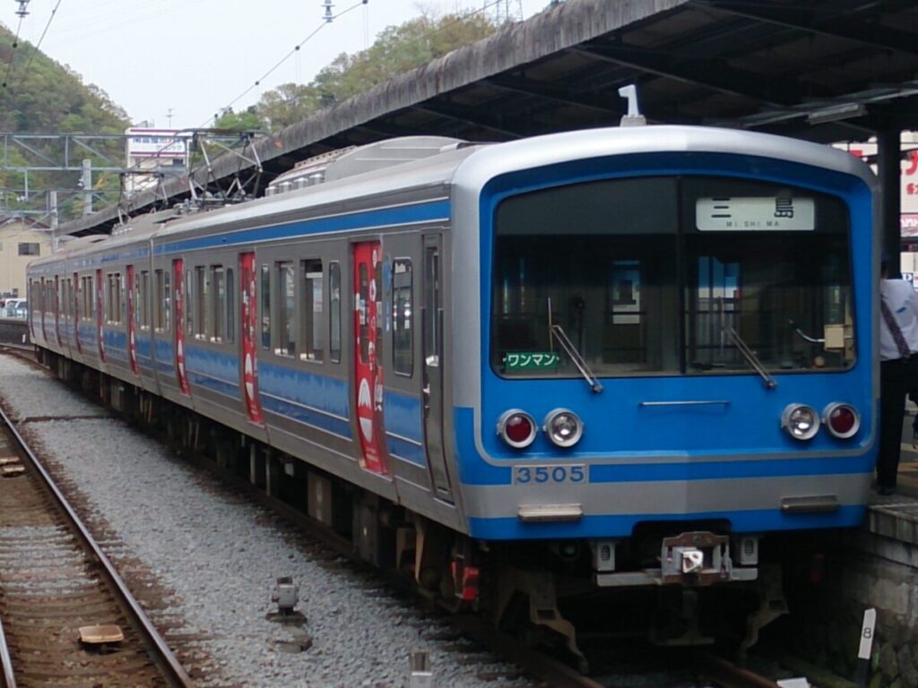 修善寺駅で発車を待つ三島行きの普通列車