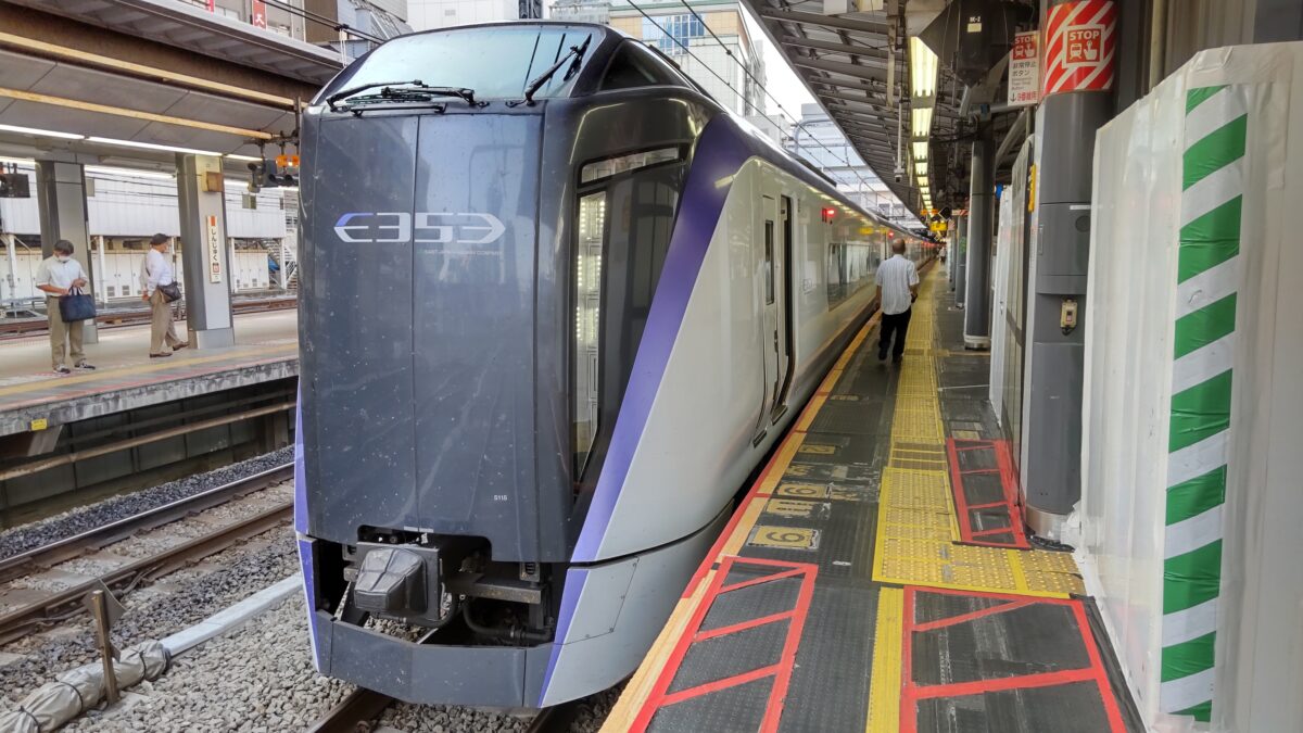 中央線特急「あずさ」のE353系電車