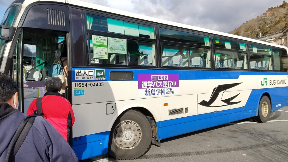 横川駅前のバス停で乗客が乗り込む「碓氷線」