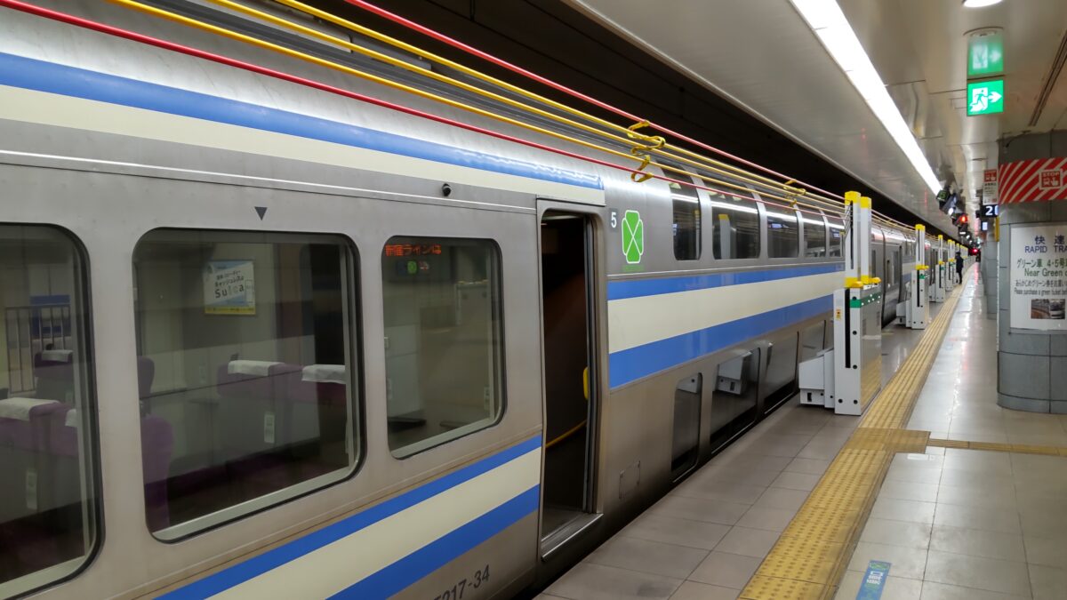 成田空港駅に停車している総武線快速列車