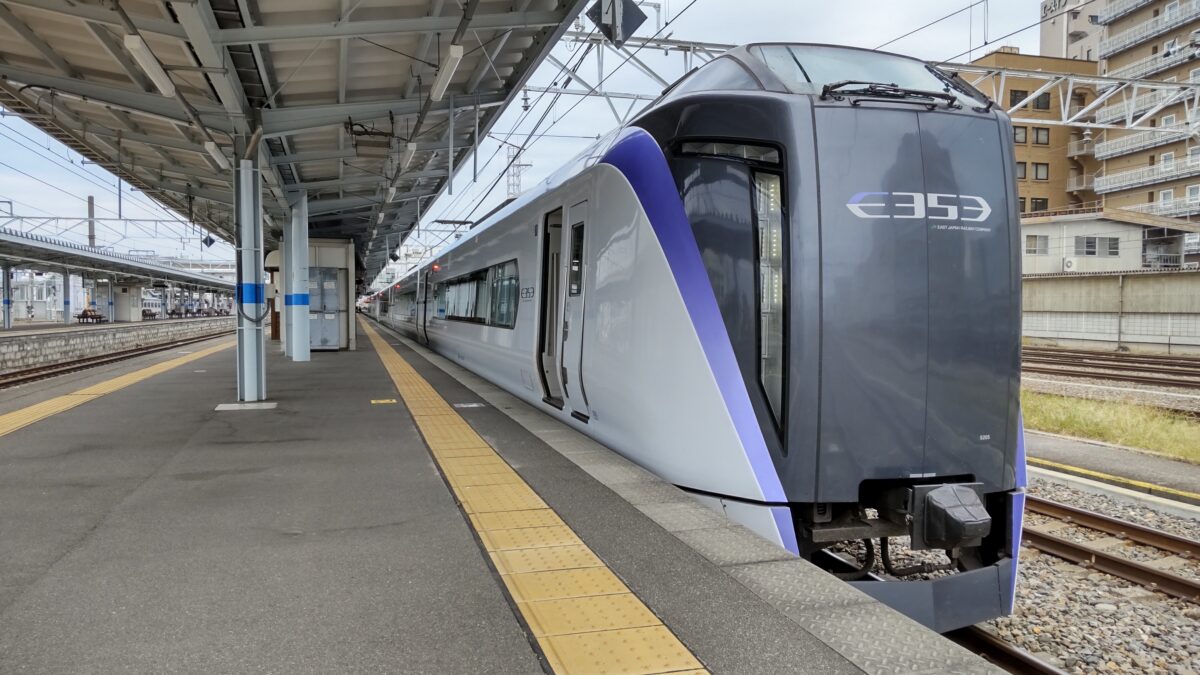 特急「信州」に利用されるE353系電車