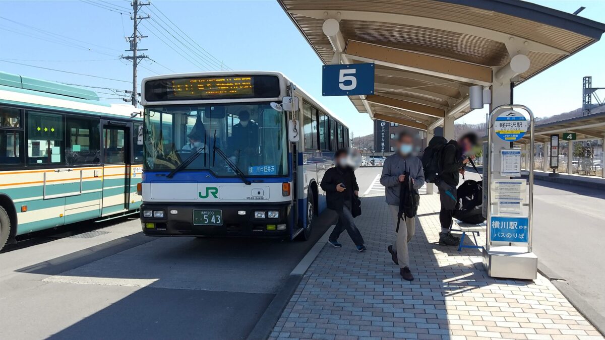 軽井沢駅に到着した「碓氷線」のバス