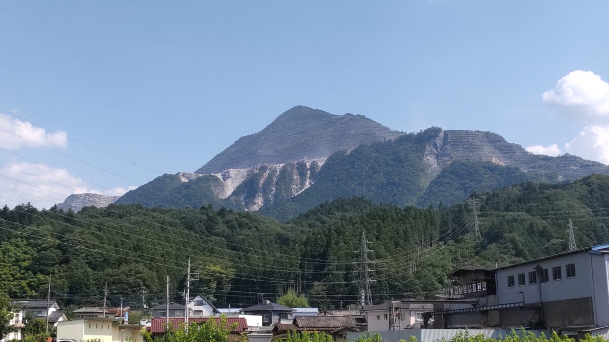 秩父のシンボル、武甲山を望む影森～御花畑間の車窓