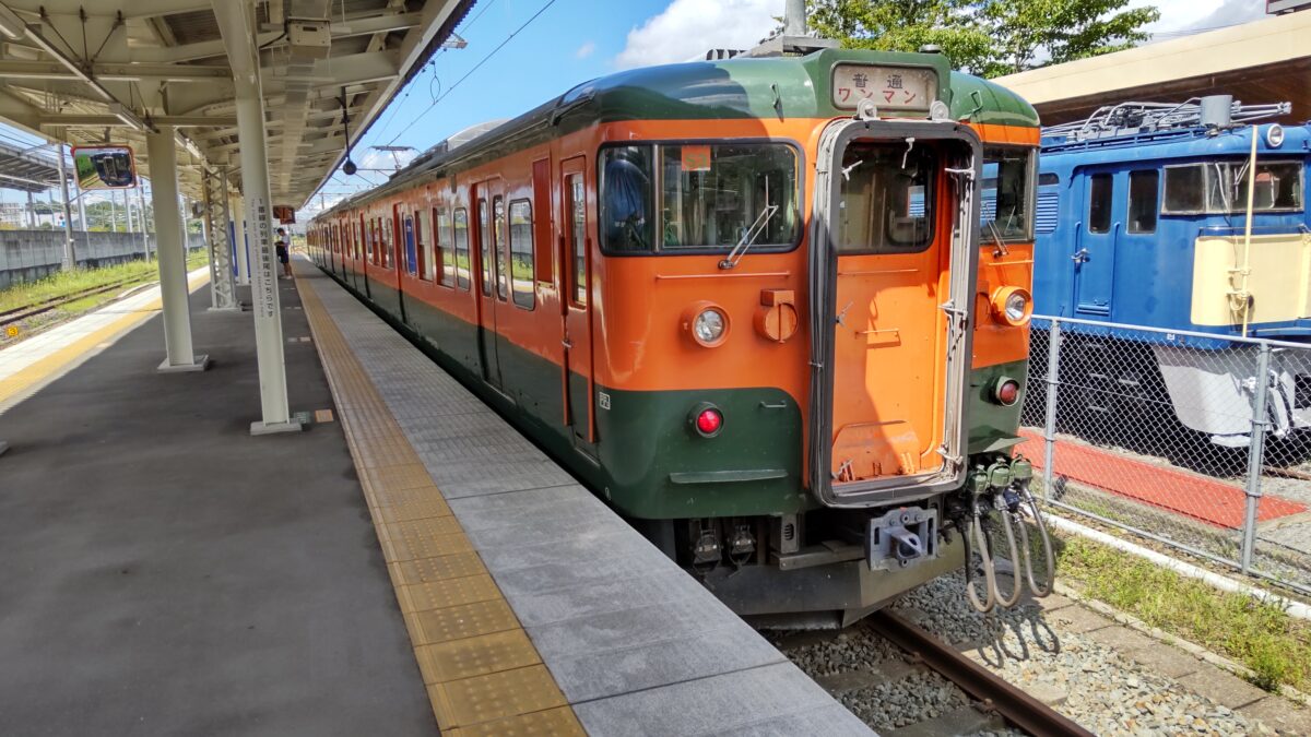 軽井沢駅で出発を待つしなの鉄道の列車