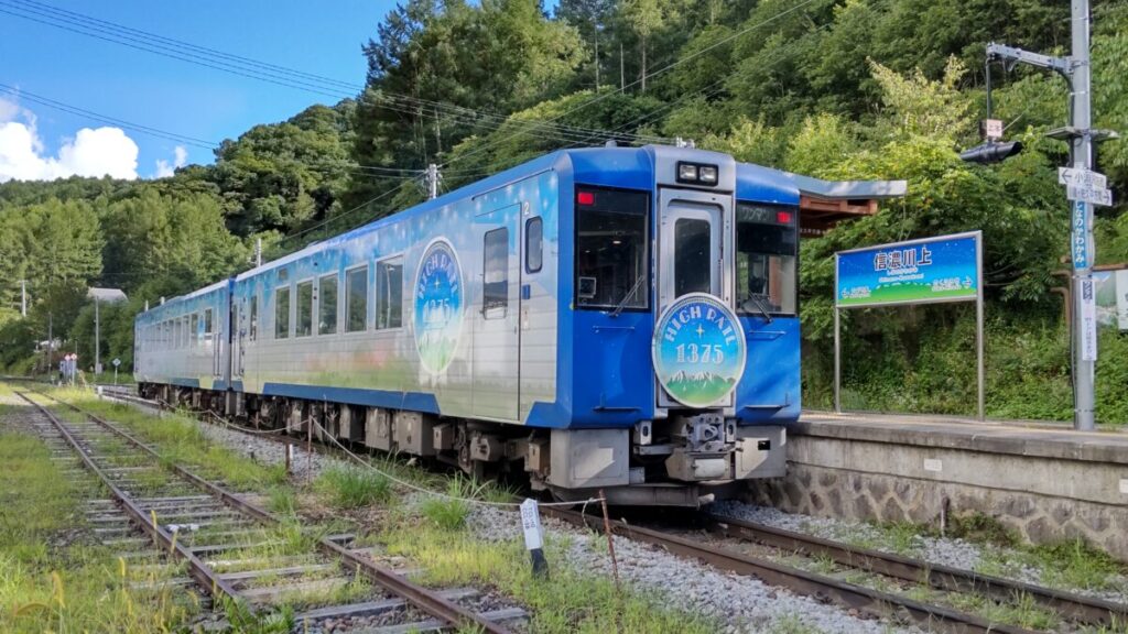 小海線の観光列車「HIGH RAIL 1375」