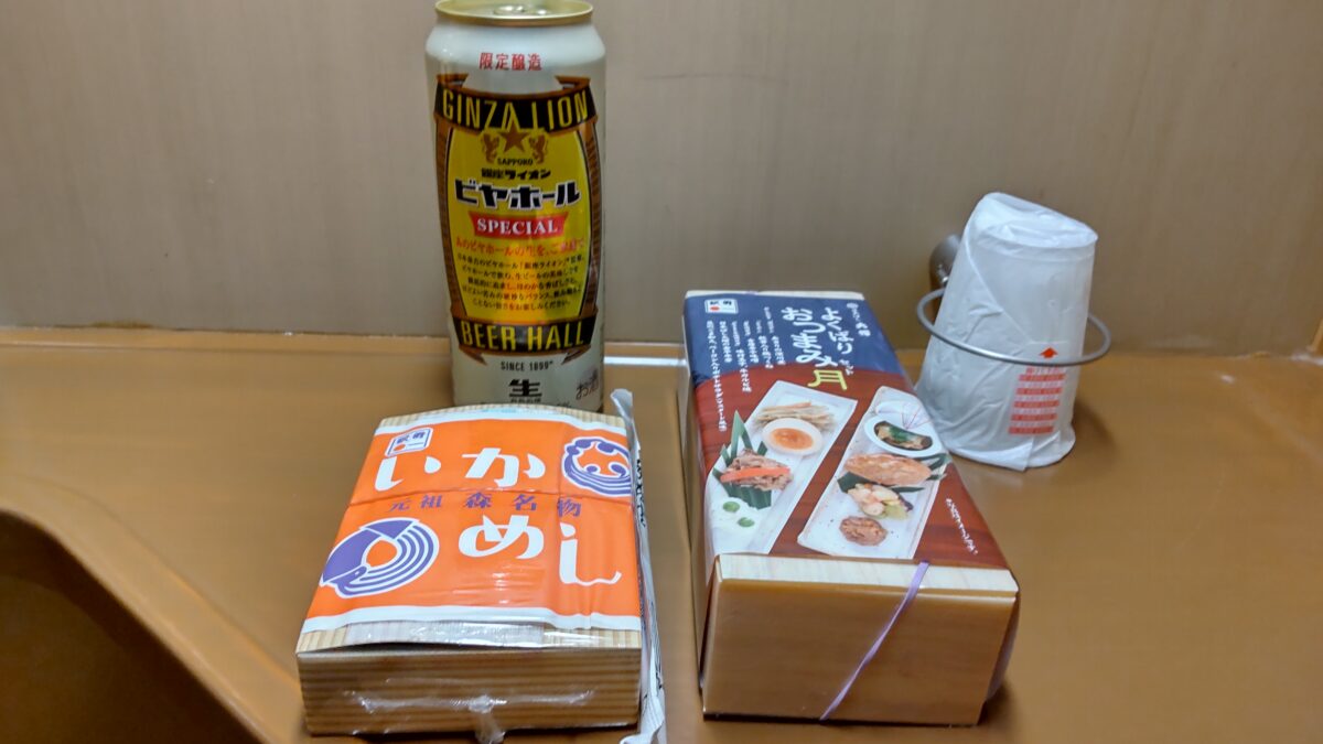 東京駅で購入した駅弁と飲み物