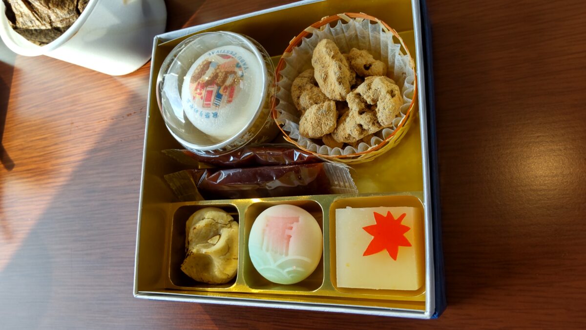 「etSETOra」往路で提供される和菓子のスイーツ「瀬戸の小箱～和～」