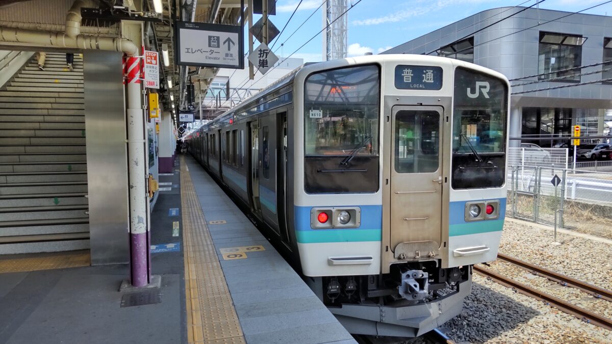 甲府駅で発車を待つ中央本線の普通列車